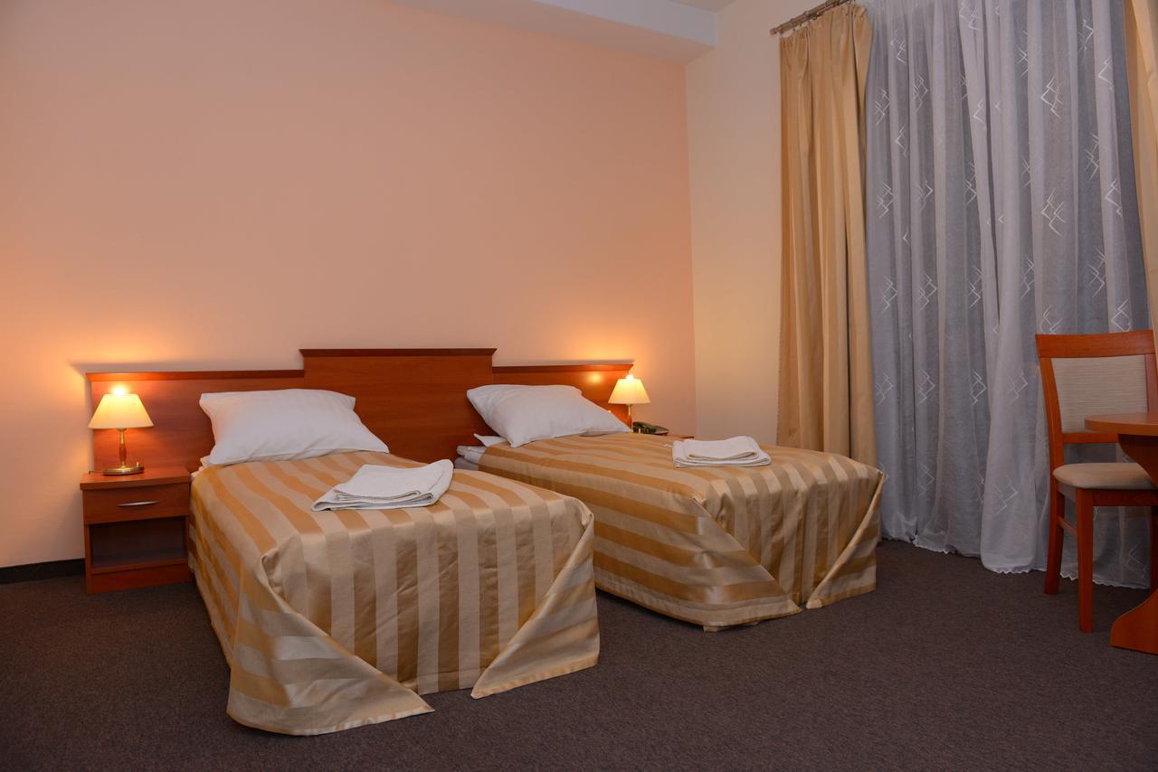 Hotel Pod Debami Terespol Exterior photo